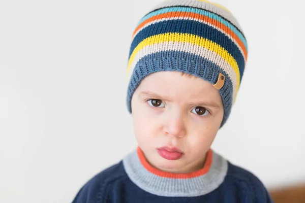 Niño indignado en invierno — Foto de Stock