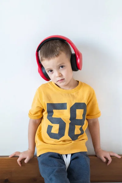 Niño pequeño disfrutando de los ritmos al escuchar música en los auriculares — Foto de Stock