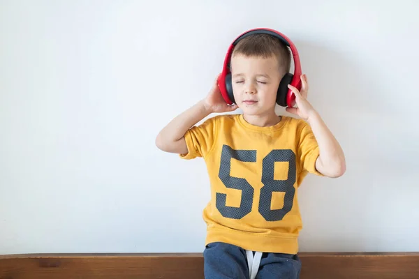 Jeune enfant jouissant de rythmes en écoutant de la musique sur écouteurs — Photo