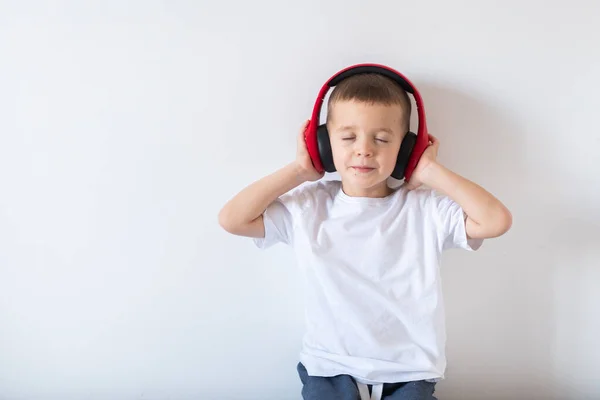 Niño escuchando música en los auriculares — Foto de Stock