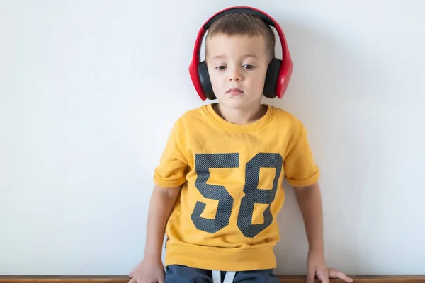 Niño pequeño disfrutando de los ritmos al escuchar música en los auriculares — Foto de Stock