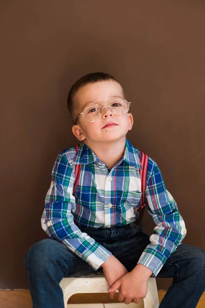 Junger gutaussehender Junge lächelt mit blauem Hemd und Hosenträgern — Stockfoto