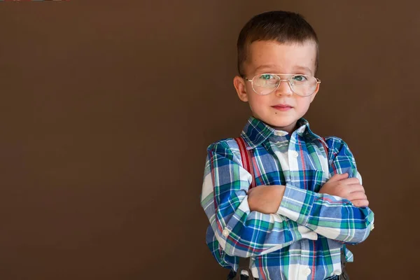 Niño sonriente mirando la cámara delante de la pizarra — Foto de Stock