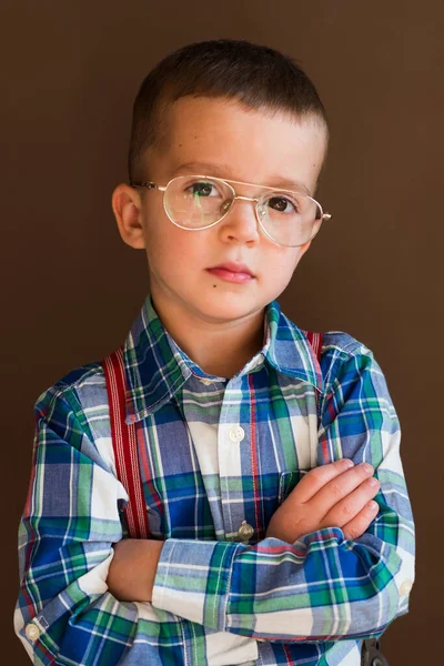 Porträt des smarten, stylischen kleinen Jungen — Stockfoto