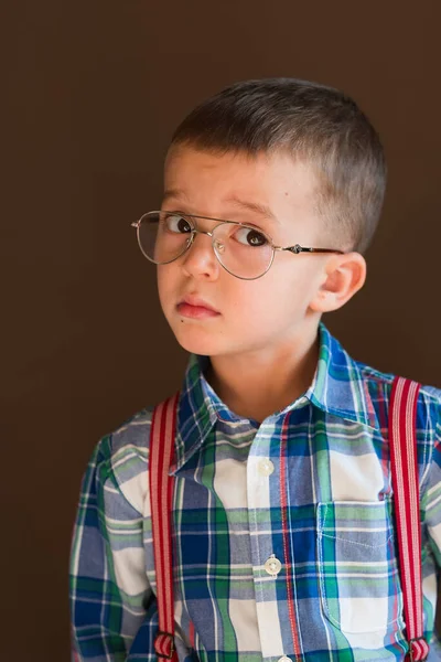 Porträtt av smart snygg liten pojke — Stockfoto