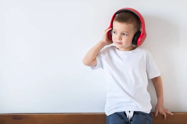 어린 자녀가 헤드폰으로 음악을 듣는 리듬을 즐긴다 — 스톡 사진