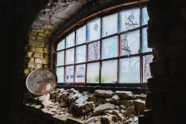 放棄された窓の家 損傷した家 — ストック写真