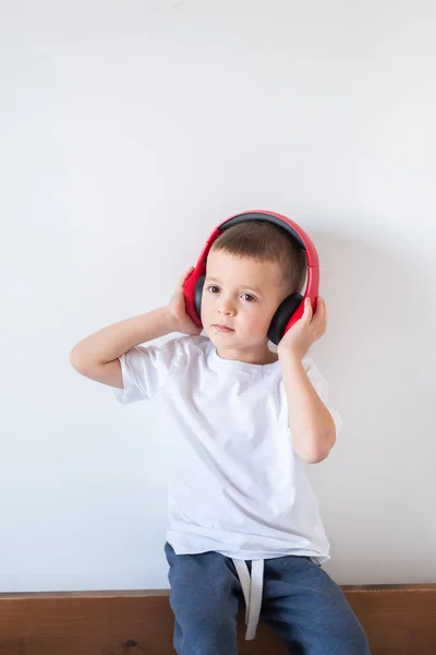 Eğlenceli Genç Çocuk Kulaklıkla Müzik Dinlemenin Keyfini Çıkarıyor — Stok fotoğraf