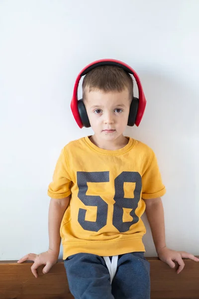 Jeune Garçon Écoutant Musique Sur Casque Sur Fond Blanc — Photo