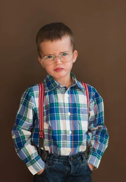 Retrato Rapazinho Descontente Criança Óculos Tem Ideia Miúdo Quadro Negro — Fotografia de Stock