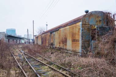 Ukrayna, Kiev 'de kullanılmayan bir demiryolu üzerinde terk edilmiş bir tren istasyonu manzarası