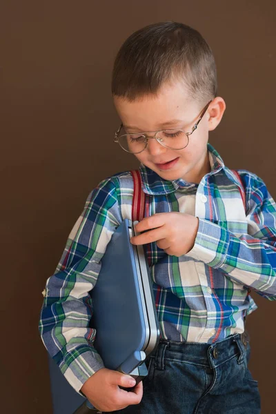 노트북을 사용하는 귀엽고 소년의 안경을 노트북을 있는아이 아이가 과학에 줍니다 — 스톡 사진