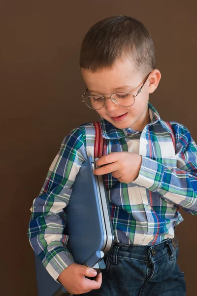 Porträt Eines Niedlichen Ernsthaften Jungen Mit Einem Notizbuch Kind Mit — Stockfoto