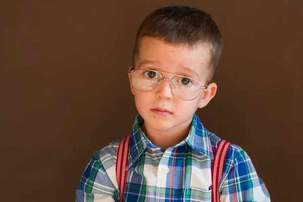 Πορτρέτο Του Έξυπνου Κομψού Αγοριού Μικρό Παιδί Γυαλιά Έχει Ιδέα — Φωτογραφία Αρχείου