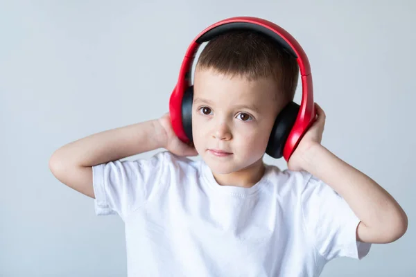 Genç Çocuk Kulaklıkla Müzik Dinliyor Beyaz Arka Planda — Stok fotoğraf