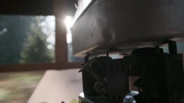 Sos tavasında yemek pişirirken buhar yükseliyor. Yemek yaparken buhar / buhar