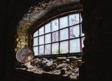 Terk edilmiş ev penceresi. Hasarlı ev