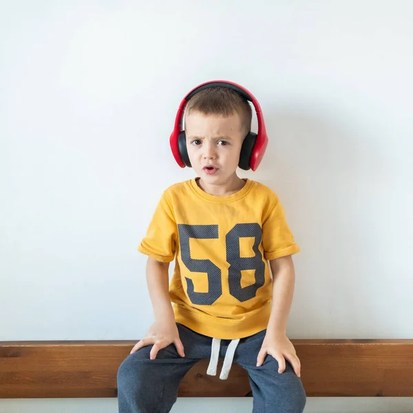 Niño Escuchando Música Auriculares Sobre Fondo Blanco — Foto de Stock