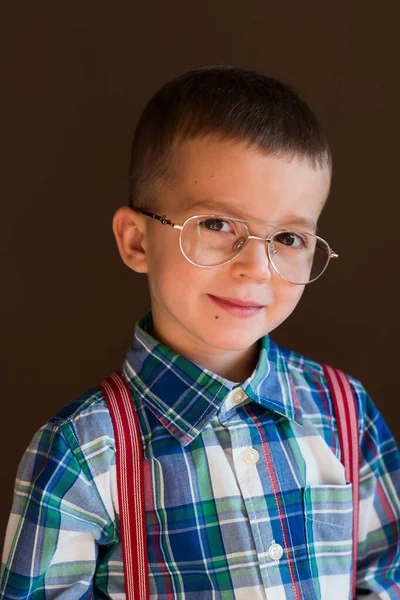 Porträtt Smart Stilig Liten Pojke Ett Litet Barn Glasögon Har — Stockfoto