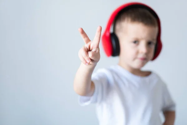 Fun Jeune Enfant Jouissant Rythmes Écoutant Musique Sur Écouteurs Image En Vente