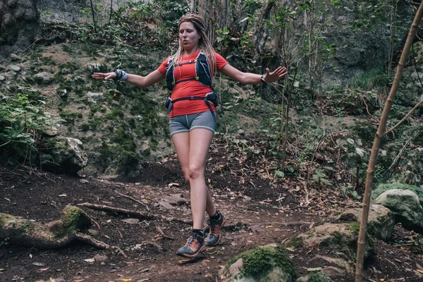 Sendero Mujer Corriendo Por Sendero Montaña Corredor Trabajando Hermosa Naturaleza — Foto de Stock