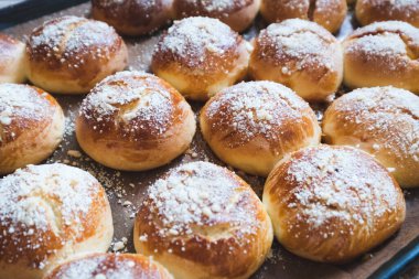 Masada taze ev yapımı çörekler