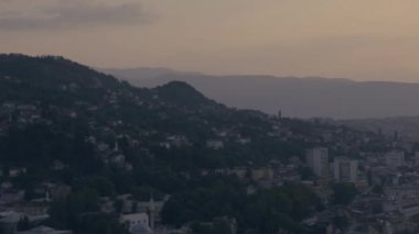 Saraevo şehrinin gün batımında hava manzarası. Dağ manzarası. Bosna-Hersek