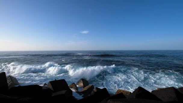 Big waves break on the rocky shore, white foam on the water. — Stock Video