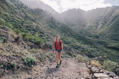 Dağ yolunda koşan kadın izleri.