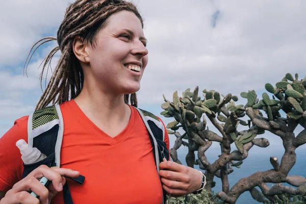 在加那利岛上，女人在山路上奔跑着穿越整个国家。海洋观点 — 图库照片