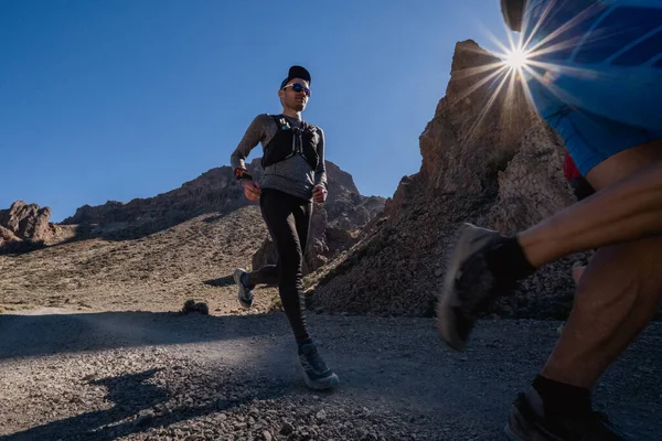 Sport running uomo in pista di fondo — Foto Stock