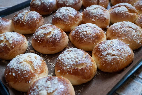 Teljes Kiőrlésű Zsemle Asztalon Friss Sült Zsemle Reggelire Tavasz Reggel — Stock Fotó