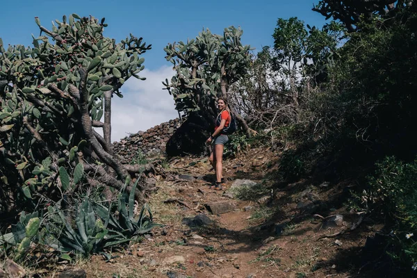 Een Vrouwenpad Dat Een Bergpad Loopt Runner Aan Het Trainen — Stockfoto