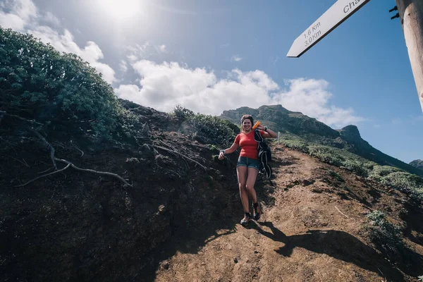 山道を走る女道 美しい自然の中で働くランナー — ストック写真