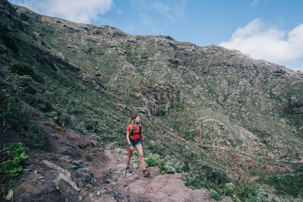 Deporte corriendo mujer en cross country trail run — Foto de Stock