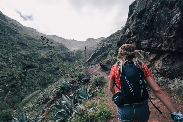 Corredor de senderos joven fitness mujer corriendo en la cima de la montaña —  Fotos de Stock