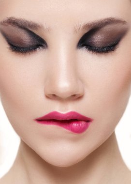 Sanat makyaj güzel bir genç kızla yüzü