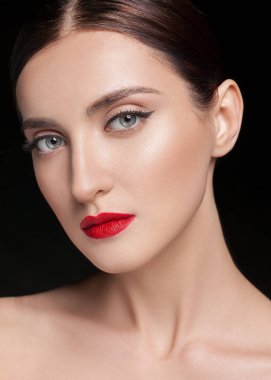 Taze günlük makyaj ve saç modeli ile güzel kadın model Glamour portresi. Kalıcı makyaj moda parlak fosforlu kalem üzerinde parlak cilt, seksi dudaklar