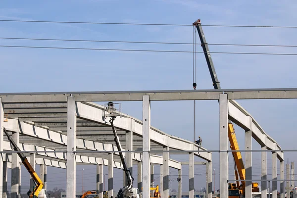 Baustelle mit Maschinen und Arbeitern — Stockfoto