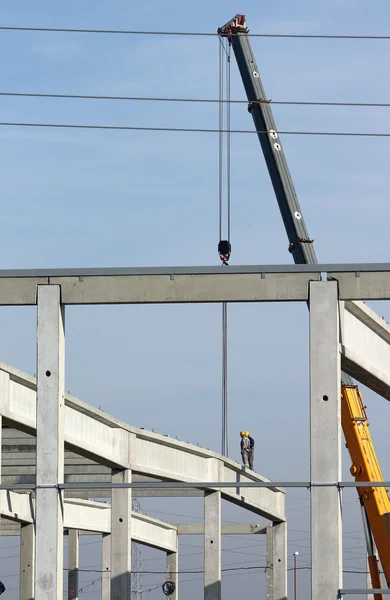 Obra con trabajadores y grúa —  Fotos de Stock