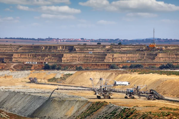 Mina de carbón a cielo abierto con excavadora gigante — Foto de Stock