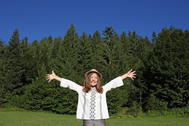 Eller yukarı neşeli küçük kız zevk doğada