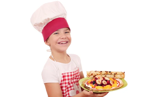 Lycklig liten flicka laga mat med söta crepes — Stockfoto