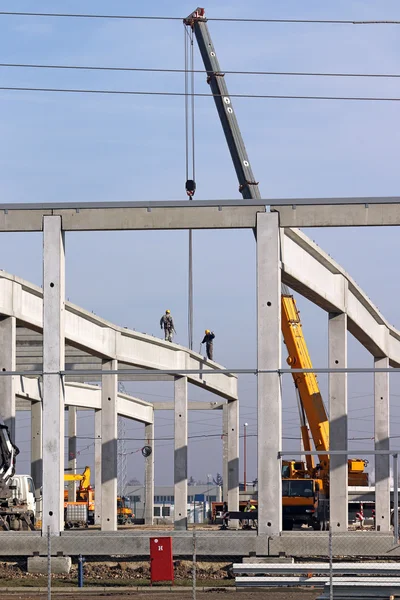 New factory construction site with workers — Stock Photo, Image