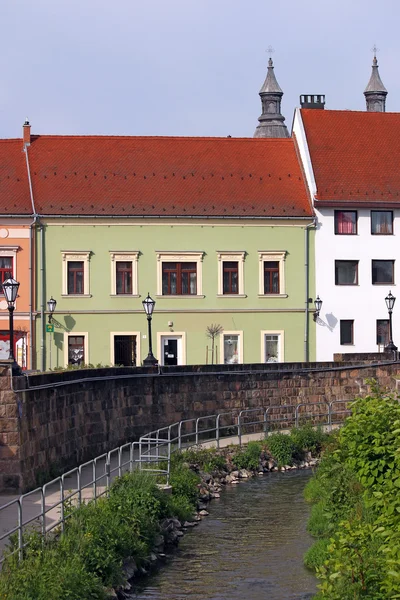 Rua bruxa edifícios antigos e pequeno rio Eger Hungria — Fotografia de Stock
