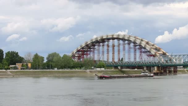 Pråm segling på floden Donau — Stockvideo