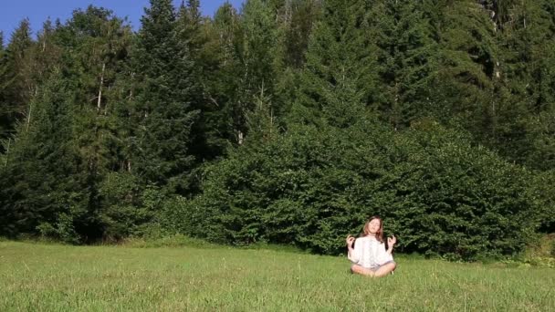 Kleines Mädchen meditiert in der Natur — Stockvideo