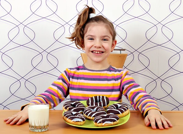 Niña feliz con rosquillas de chocolate dulce —  Fotos de Stock