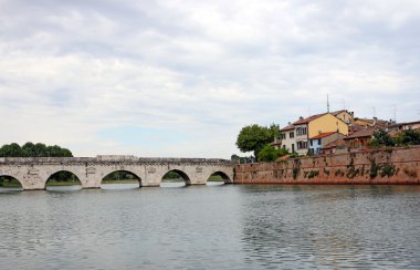 Tiberius Köprüsü ve eski evler Rimini İtalya
