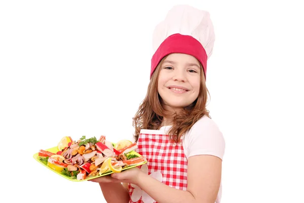 Menina feliz cozinhar com frutos do mar no prato — Fotografia de Stock